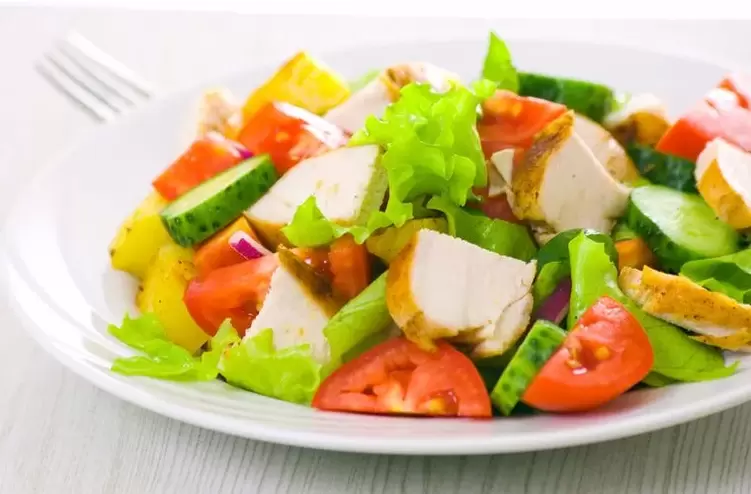 saláta zöldségekkel és csirkével szénhidrátmentes étrendhez
