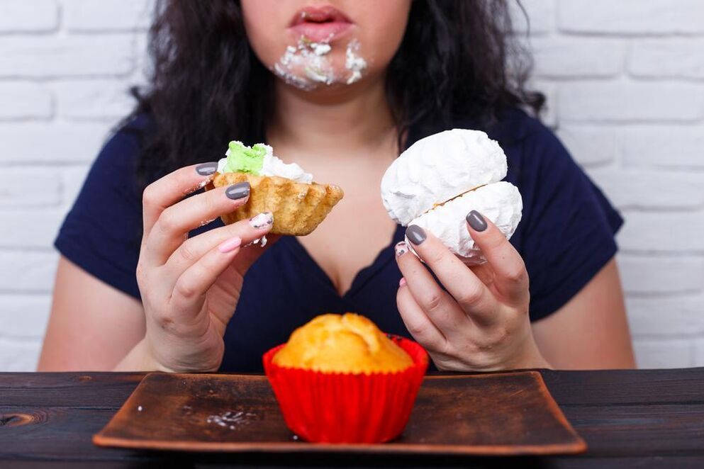 túlsúlyos nő édességet eszik