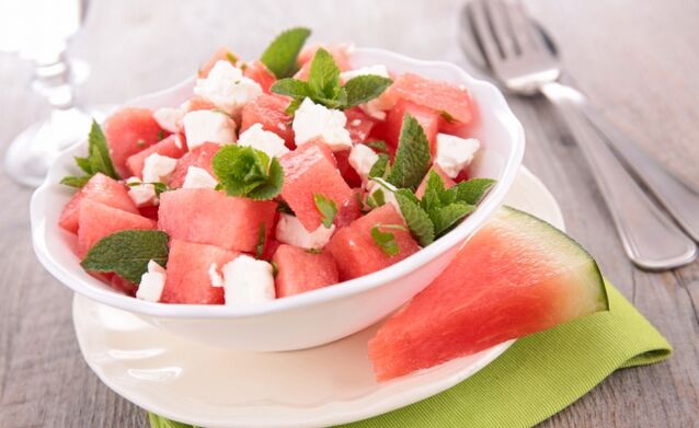Görögdinnye saláta sajttal és mentával a heti görögdinnye diéta étrendjében